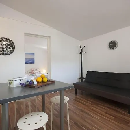 In With Terrace, Air Conditioning, Wi-fi, Washing Machine Apartamento