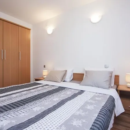 Apartamento In With Terrace, Air Conditioning, Wi-fi, Washing Machine Vir
