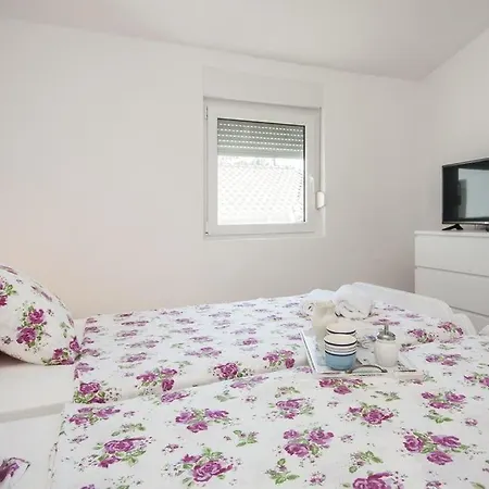 In With Terrace, Air Conditioning, Wi-fi, Washing Machine Apartamento