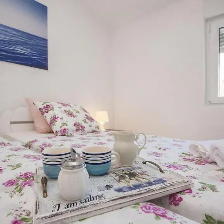 In With Terrace, Air Conditioning, Wi-fi, Washing Machine *