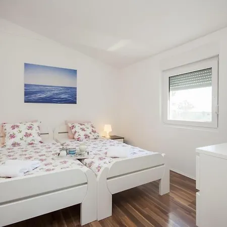 In With Terrace, Air Conditioning, Wi-fi, Washing Machine * Vir